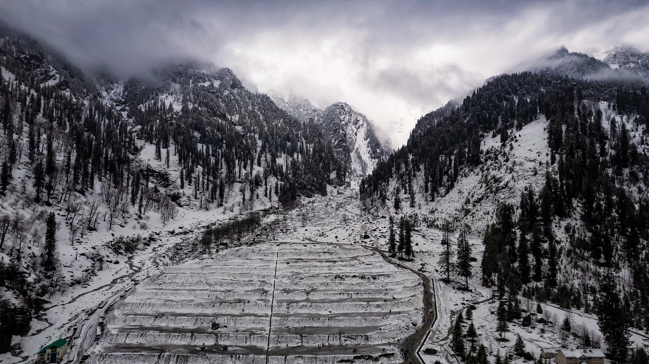 Manali – gateway to the Himalayas in winter snow