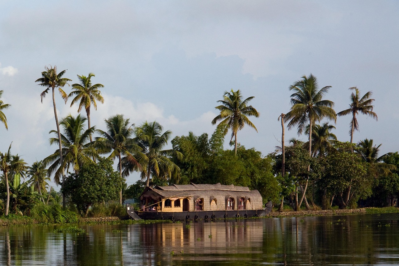 Kerala Backwaters Adventure – houseboat tour through Kerala, India