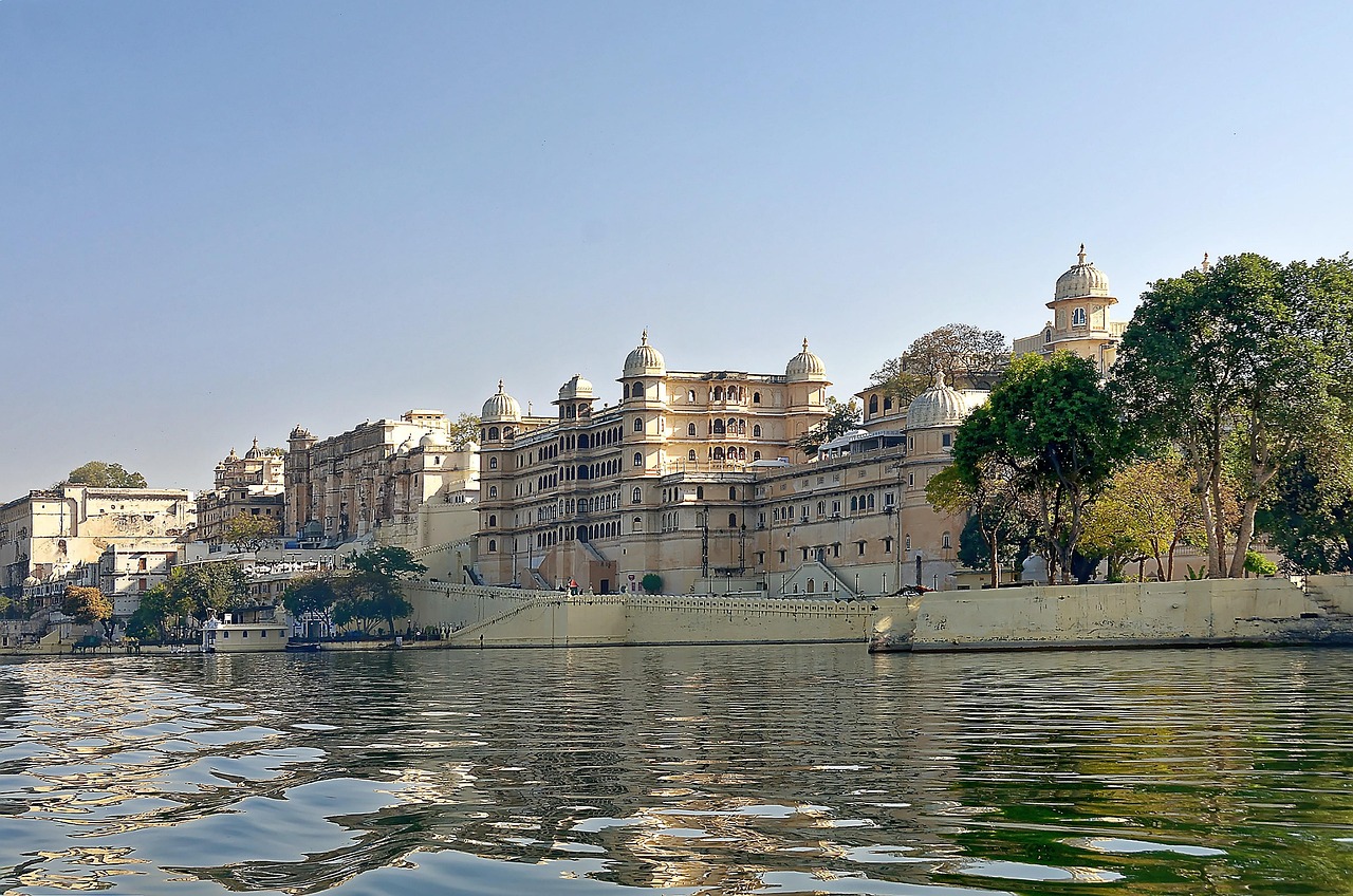 Udaipur – Lake Pichola and City Palace at dusk
