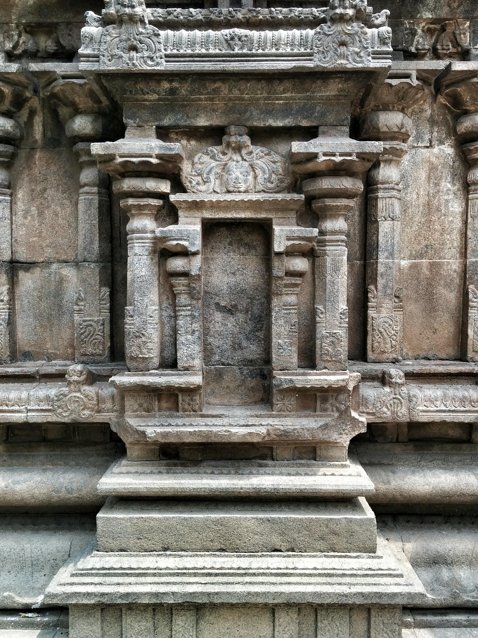 Tamil Nadu Dravidian temple architecture – towering gopuram entrance tower